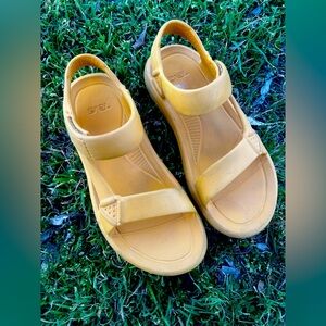 Teva Women's Yellow Gold Hurricane Drift Rubber Sandals Gorpcore Size M 7, W 9